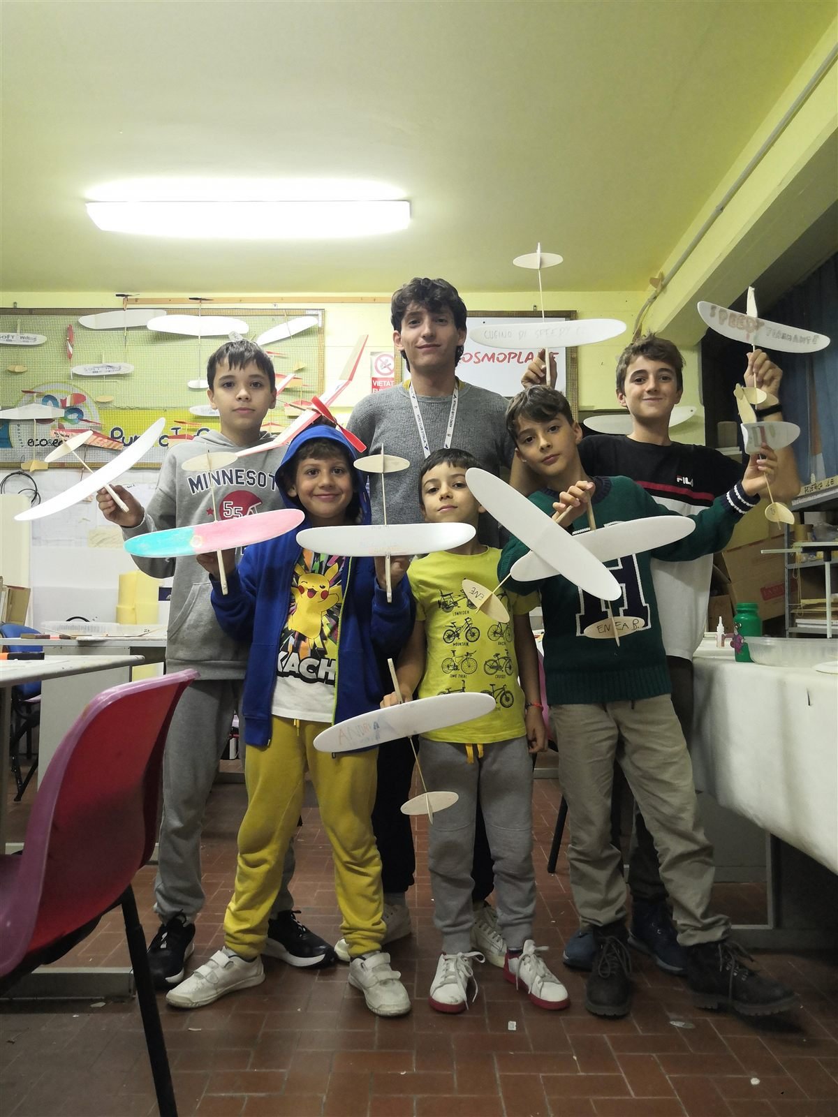 Ragazzi nel laboratorio con gli aeromodelli appena costruiti