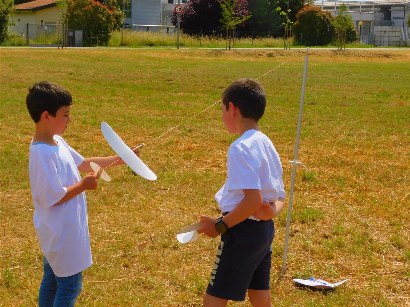 Due ragazzi sul campo con i loro Balsetta, pronti per il lancio