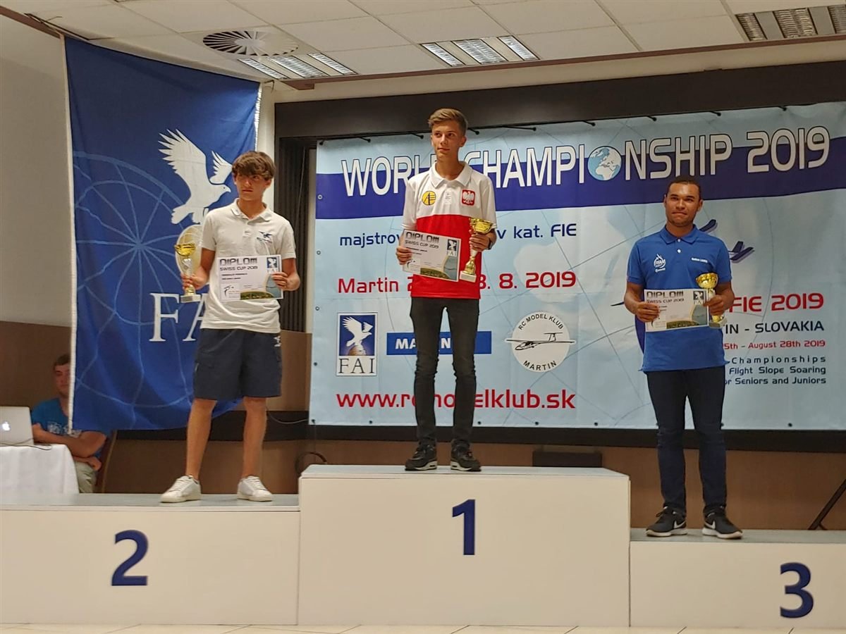Un atleta sul podio di un campionato del mondo di volo libero