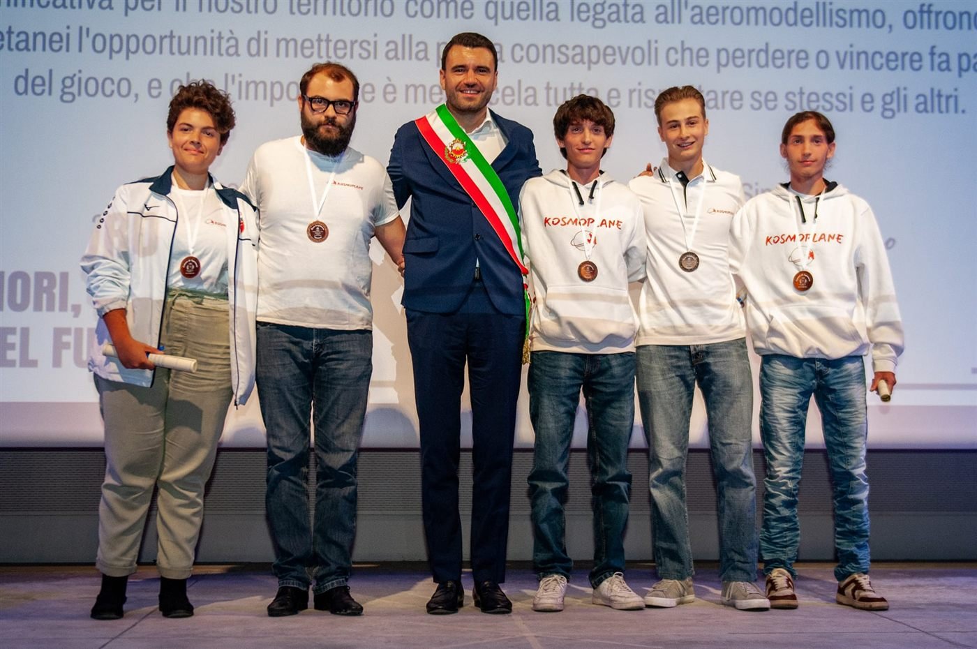 Il Sindaco di Capannori sul palco con i soci di KosmoPlane premiati
