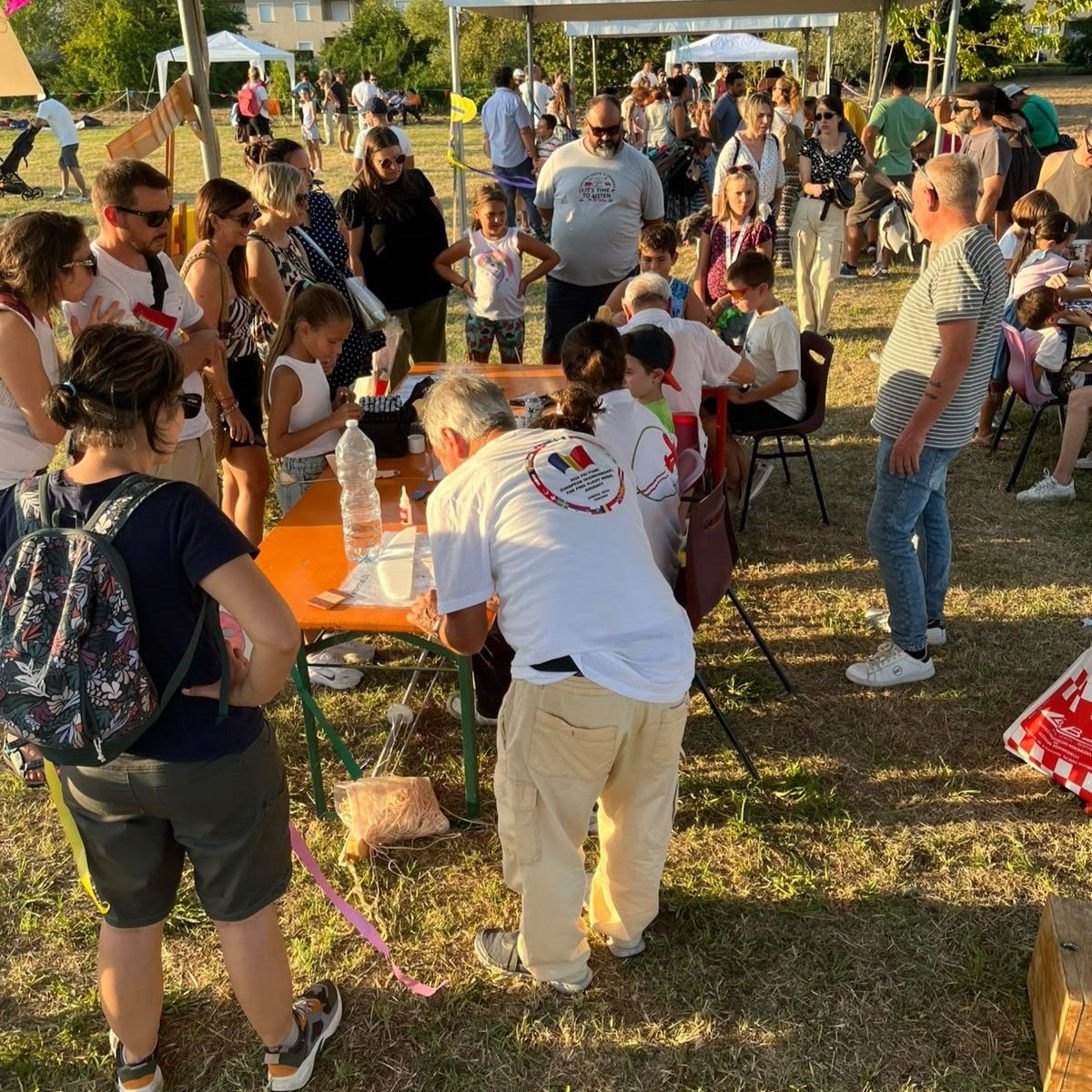 Lo stand KosmoPlane alla Festa dell'Aria con famiglie e bambini