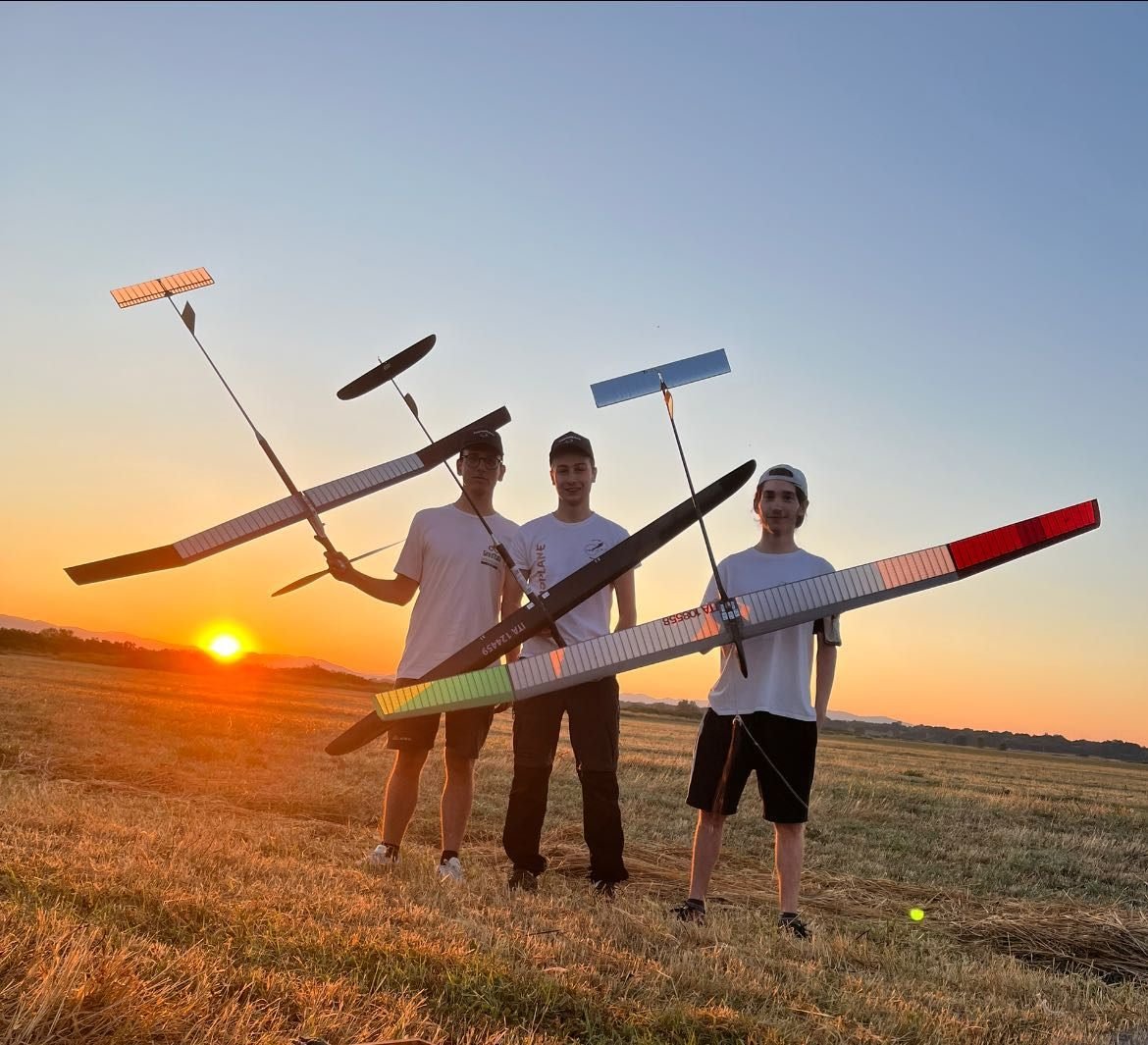Tre atleti KosmoPlane al tramonto con i veleggiatori F1A