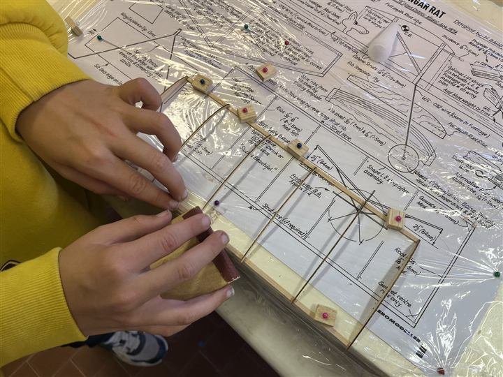 La struttura in balsa montata sul piano di costruzione