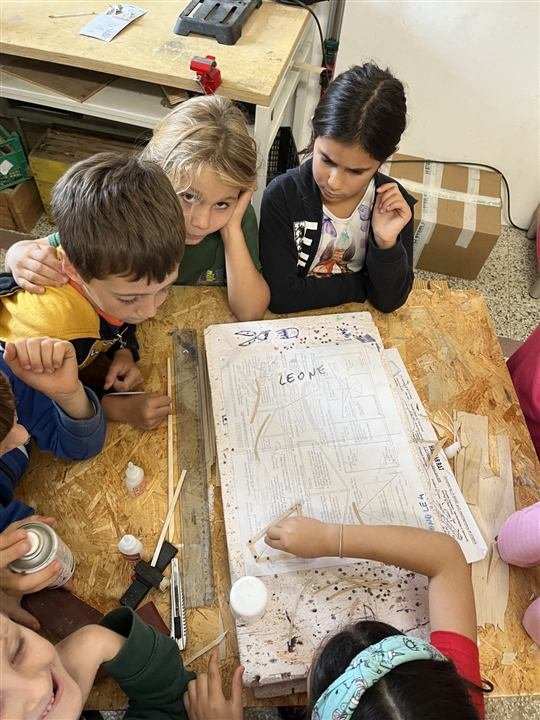Ragazzi attorno al piano di costruzione