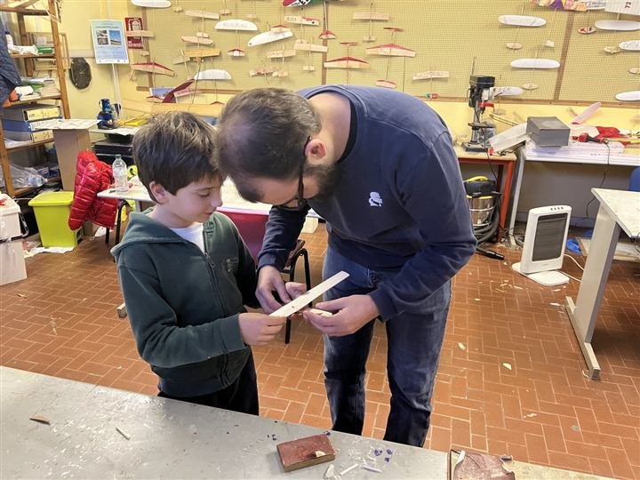 Un istruttore spiega un dettaglio della costruzione