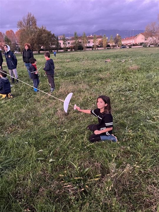 Una ragazza prepara il lancio con il cavo di traino