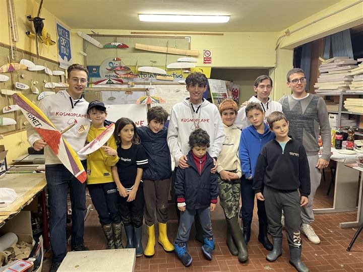 La foto di gruppo in laboratorio con gli istruttori