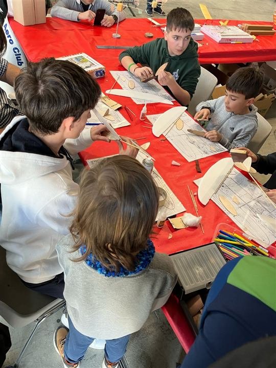 Ragazzi al tavolo del laboratorio