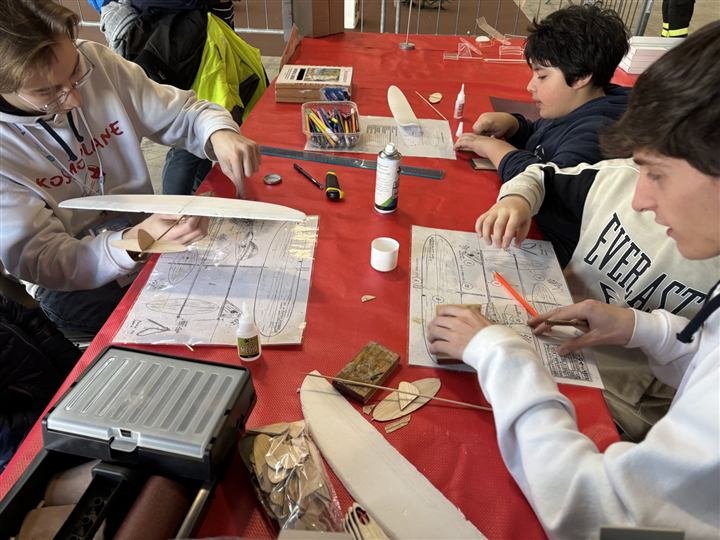 Il piano di costruzione e i primi pezzi incollati