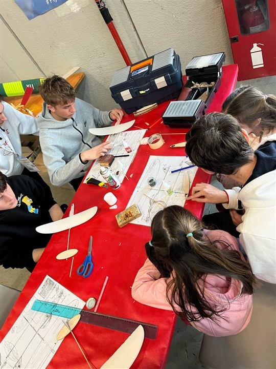 Mani al lavoro sui primi aeromodelli