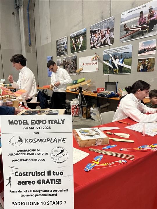 Lo stand KosmoPlane a Model Expo Italy 2026, con il cartello del laboratorio gratuito