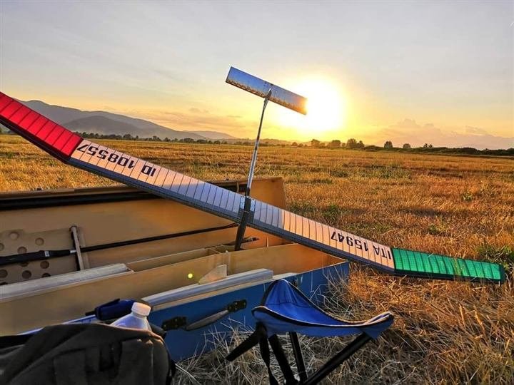 Un veleggiatore F1A al tramonto