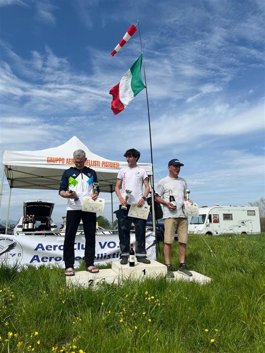 Una premiazione sul campo