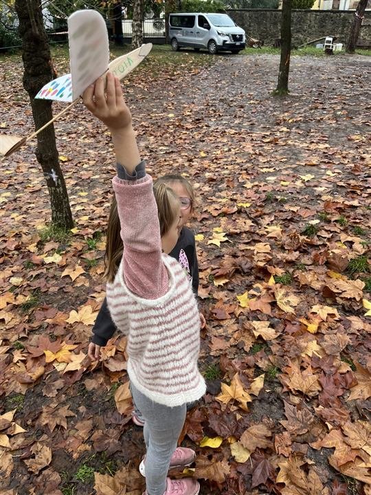 Un lancio tra le foglie d'autunno