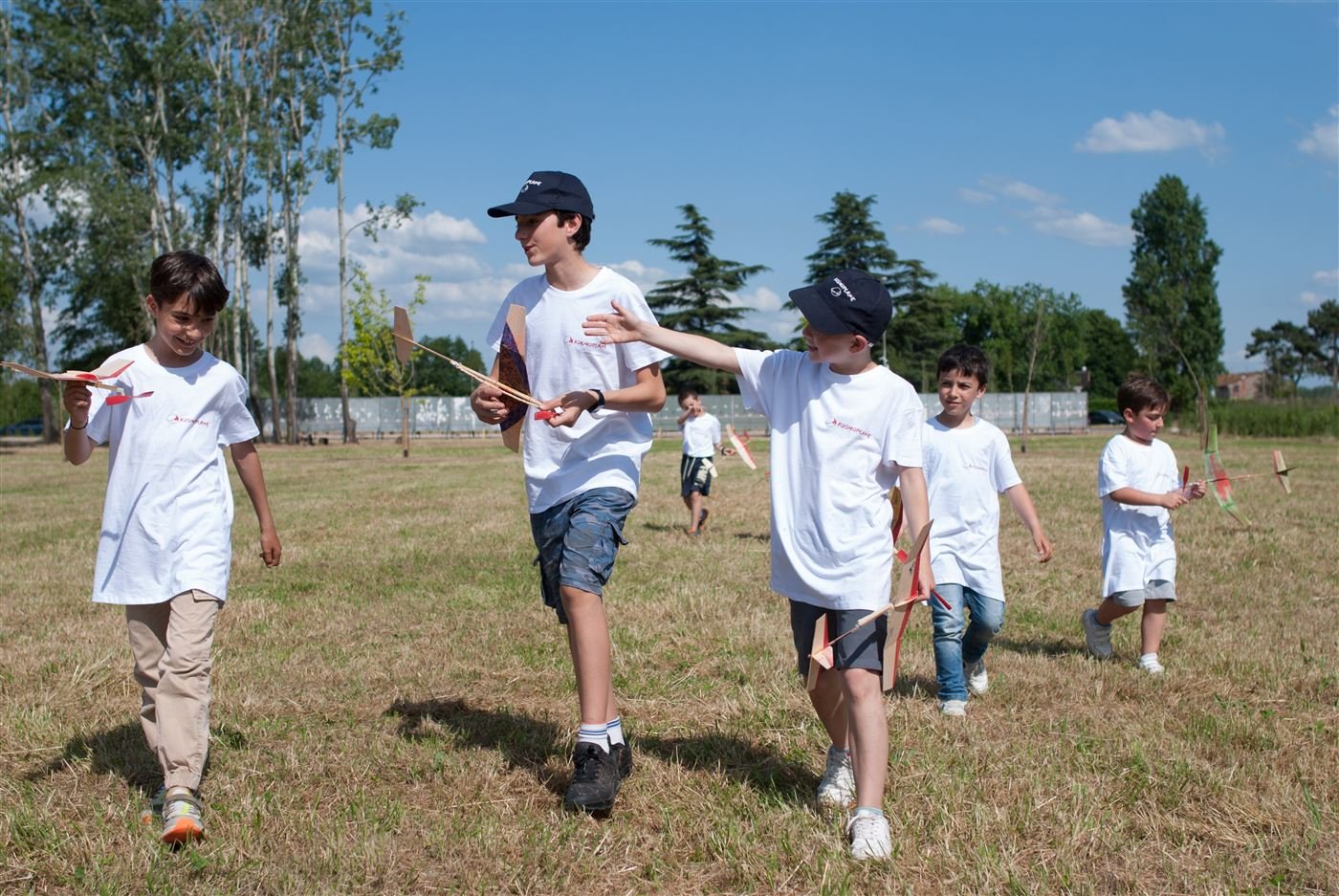Un gruppo di ragazzi attraversa il campo con i propri aeromodelli